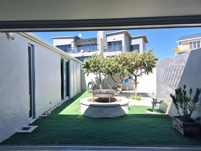 4 Bedroom Property for Sale in Perlemoenbaai Western Cape